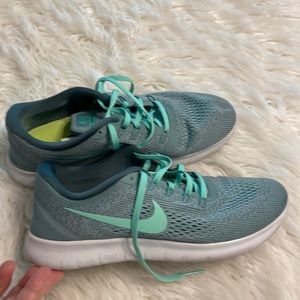 NIKE FREE RN athletic snickers size 10 USED condition color light green